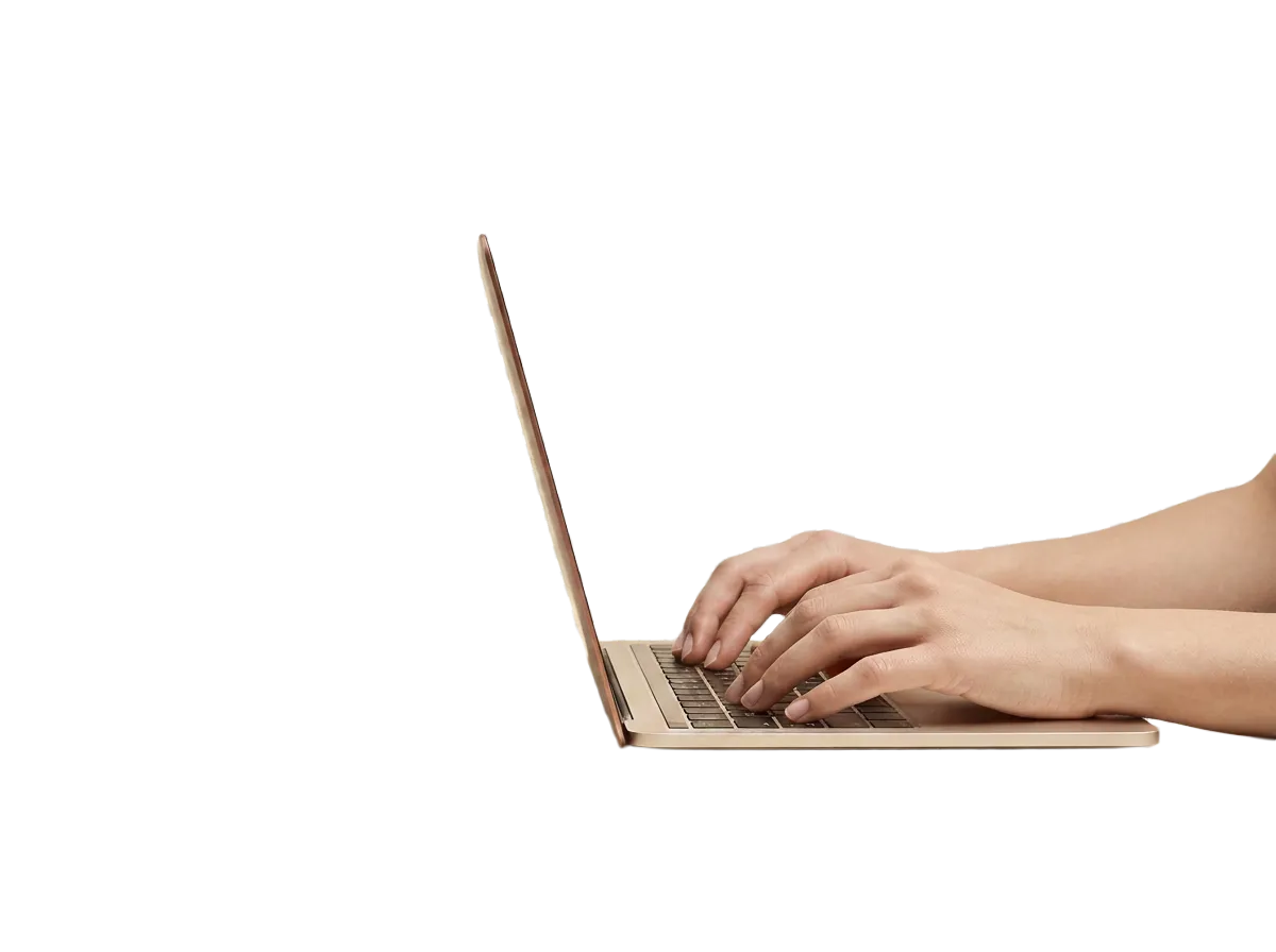 Manos de una analista trabajando con datos biomédicos en un ordenador portátil